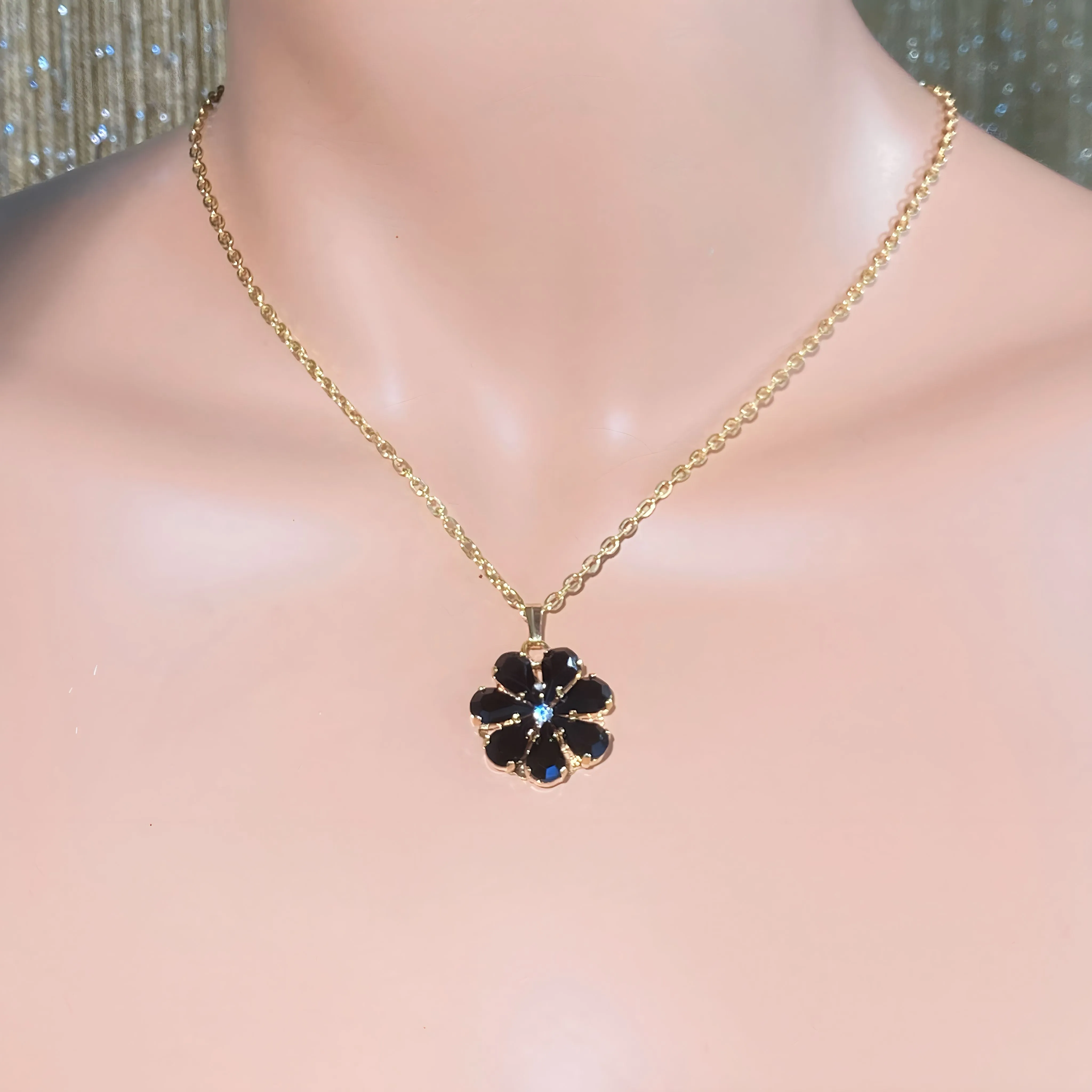 Daisy Pendant Necklace With Crystal Drops In Onyx Shades.